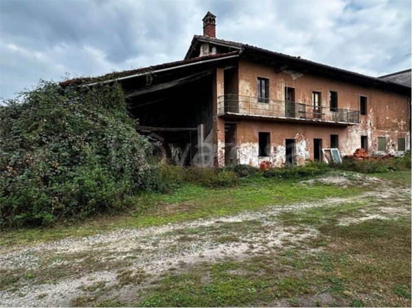 casa indipendente in vendita ad Oleggio