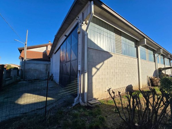 locale commerciale in vendita ad Oleggio in zona Loreto