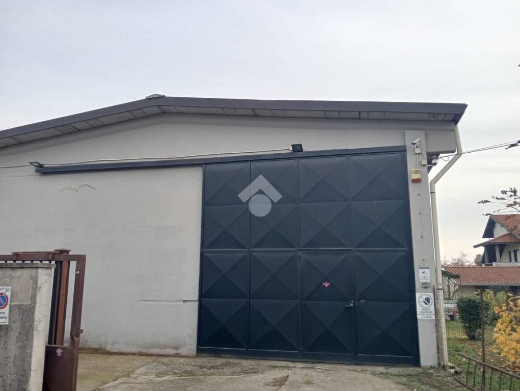 appartamento in vendita ad Oleggio in zona Loreto