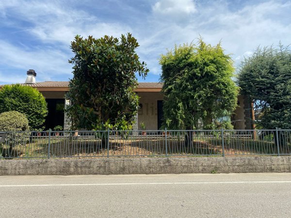 casa indipendente in vendita ad Oleggio