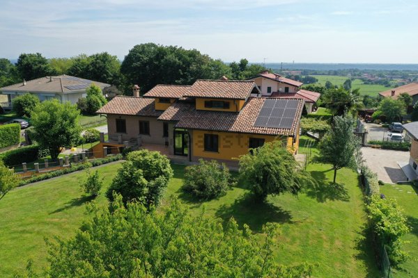 casa indipendente in vendita ad Oleggio