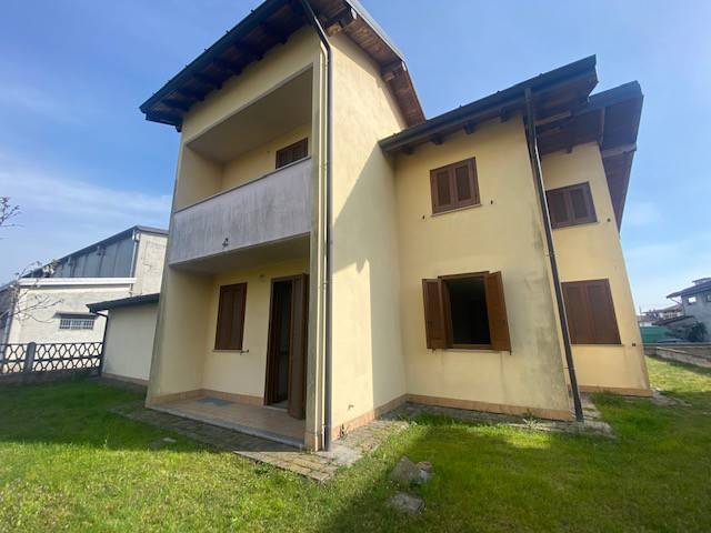 casa indipendente in vendita ad Oleggio