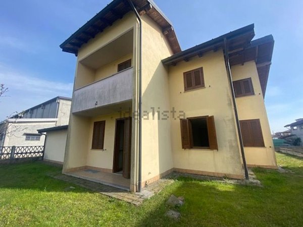 casa indipendente in vendita ad Oleggio