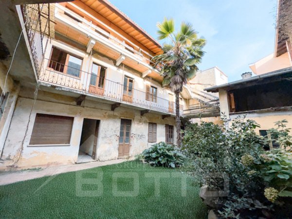 casa indipendente in vendita ad Oleggio