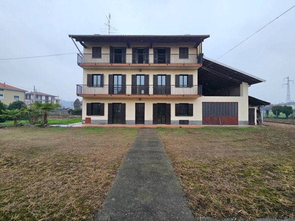 casa indipendente in vendita ad Oleggio