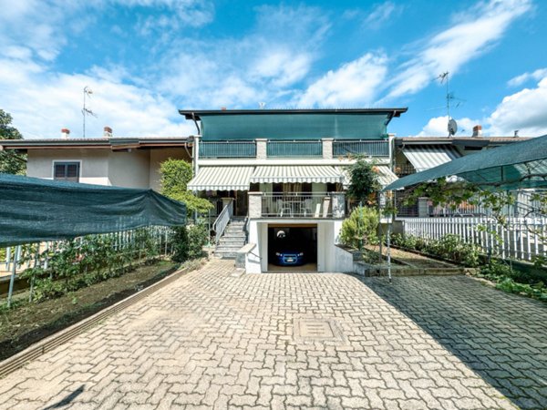 casa indipendente in vendita ad Oleggio in zona Loreto