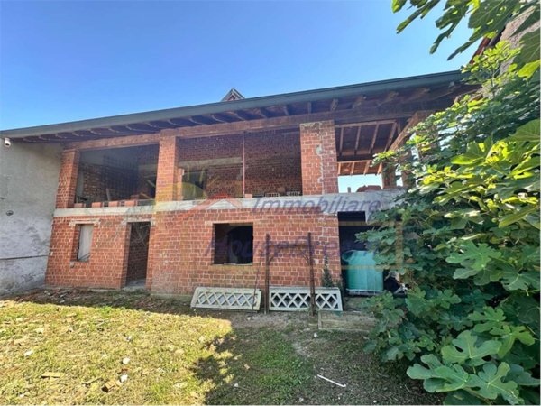casa indipendente in vendita ad Oleggio