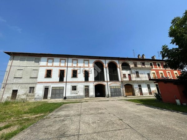 casale in vendita ad Oleggio