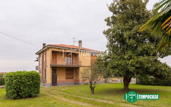 casa indipendente in vendita ad Oleggio