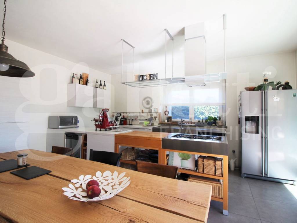 casa indipendente in vendita ad Oleggio