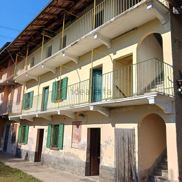 casale in vendita ad Oleggio