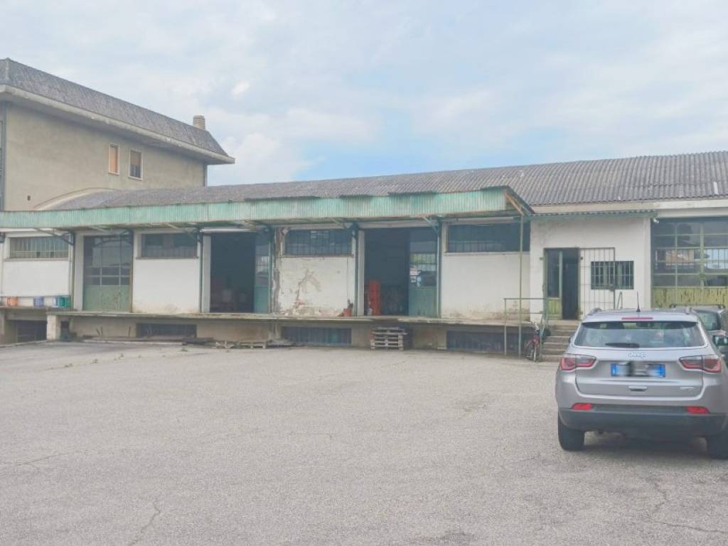 locale di sgombero in vendita ad Oleggio