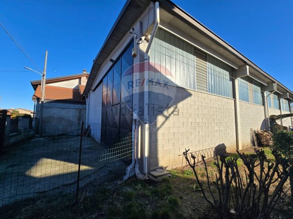 ufficio in vendita ad Oleggio in zona Loreto