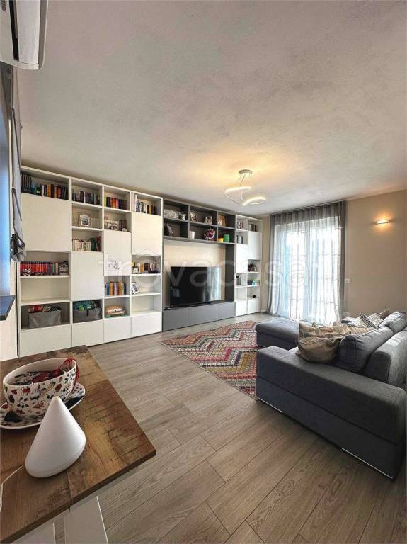 casa indipendente in vendita ad Oleggio