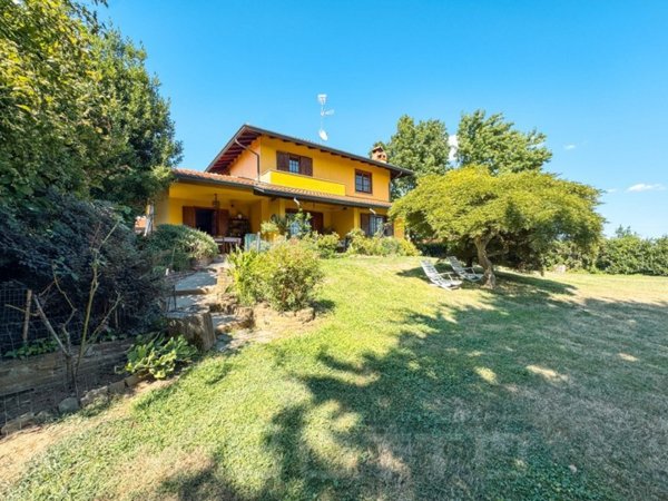 casa indipendente in vendita ad Oleggio in zona San Giovanni