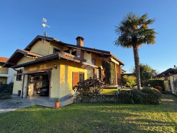 casa indipendente in vendita ad Oleggio