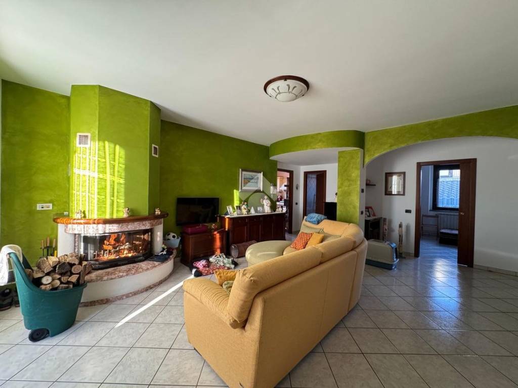 casa indipendente in vendita ad Oleggio