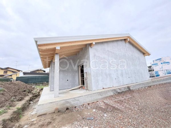 casa indipendente in vendita ad Oleggio