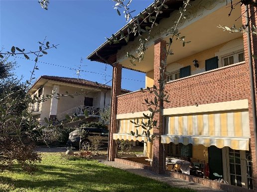 casa indipendente in vendita ad Oleggio
