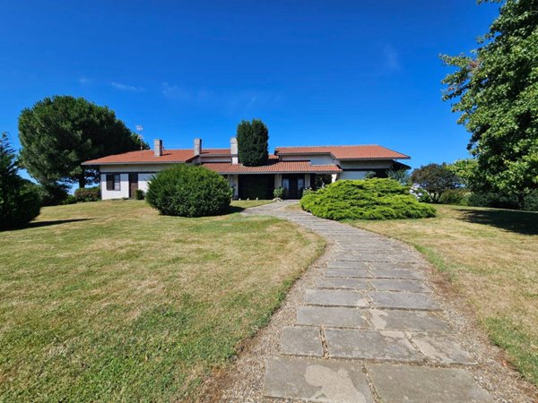 casa indipendente in vendita ad Oleggio