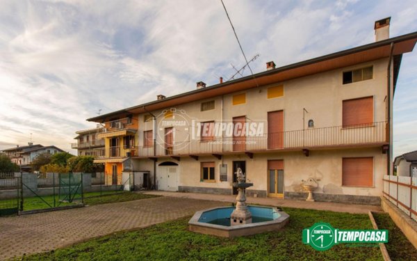 casa indipendente in vendita ad Oleggio