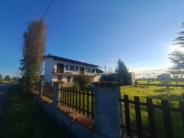 casa indipendente in vendita ad Oleggio
