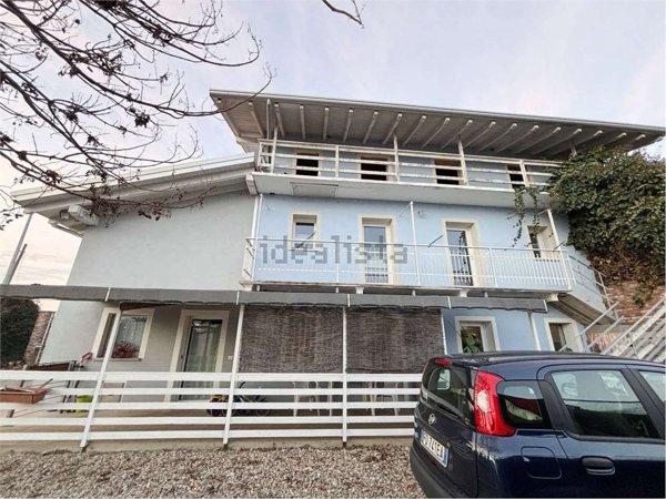 casa indipendente in vendita ad Oleggio in zona Loreto