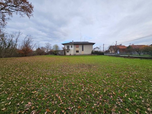 casa indipendente in vendita ad Oleggio in zona Fornaci