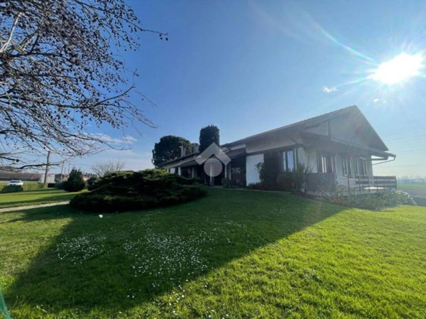 casa indipendente in vendita ad Oleggio