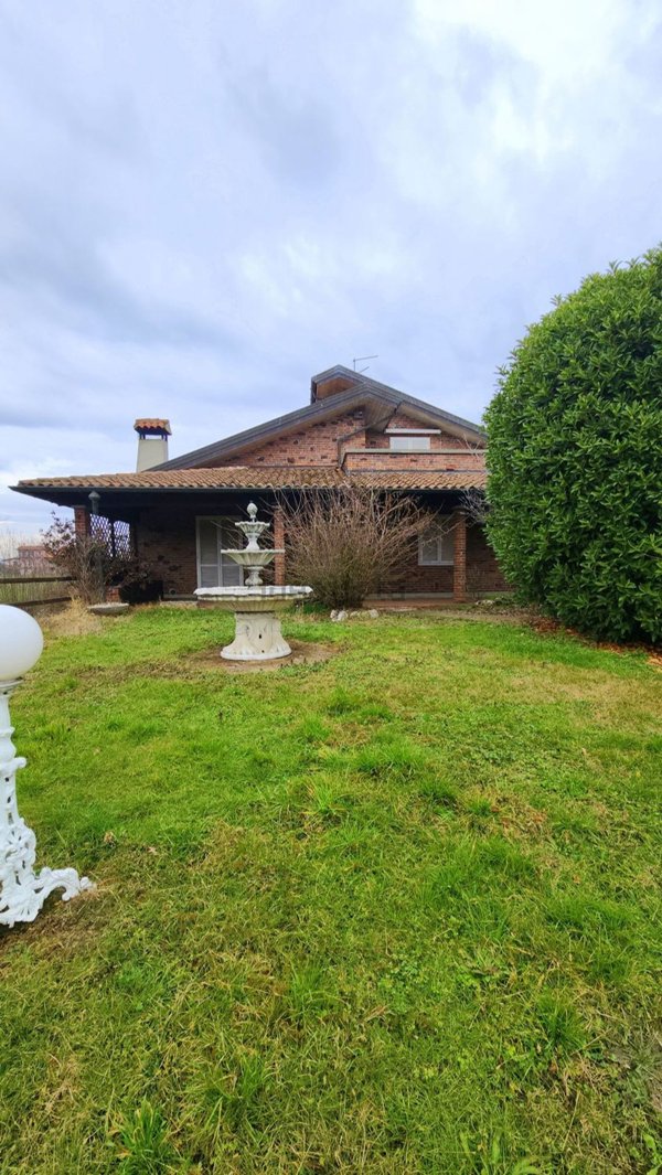 casa indipendente in vendita ad Oleggio