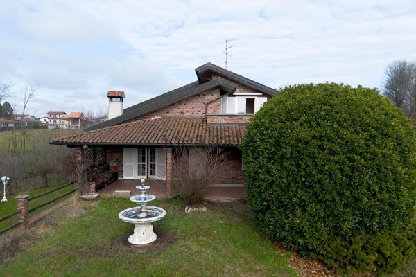 casa indipendente in vendita ad Oleggio