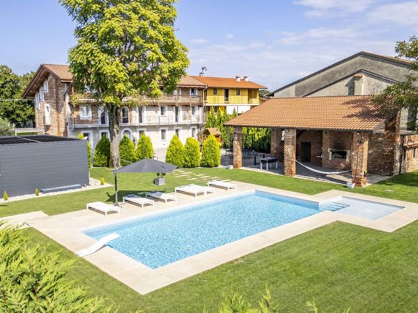 casa indipendente in vendita ad Oleggio