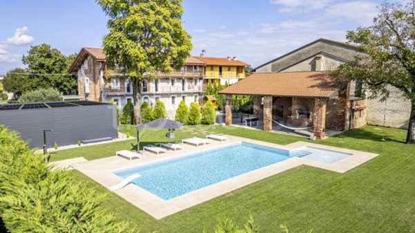 casa indipendente in vendita ad Oleggio in zona San Giovanni