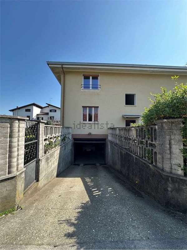 casa indipendente in vendita ad Oleggio