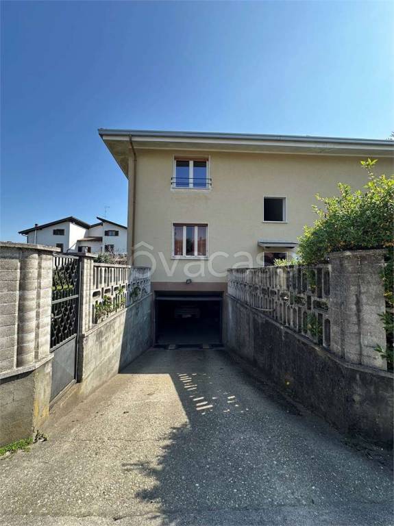 casa indipendente in vendita ad Oleggio