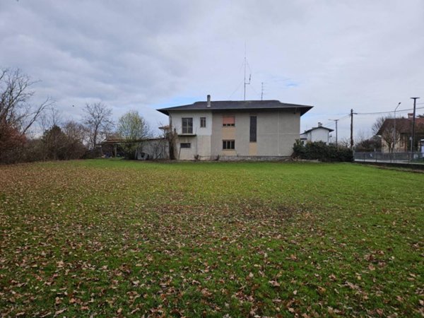 casa indipendente in vendita ad Oleggio