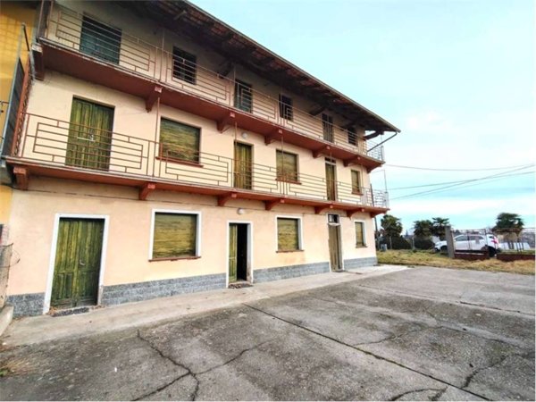 casa indipendente in vendita ad Oleggio in zona Fornaci