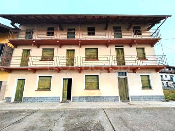casa indipendente in vendita ad Oleggio in zona Fornaci