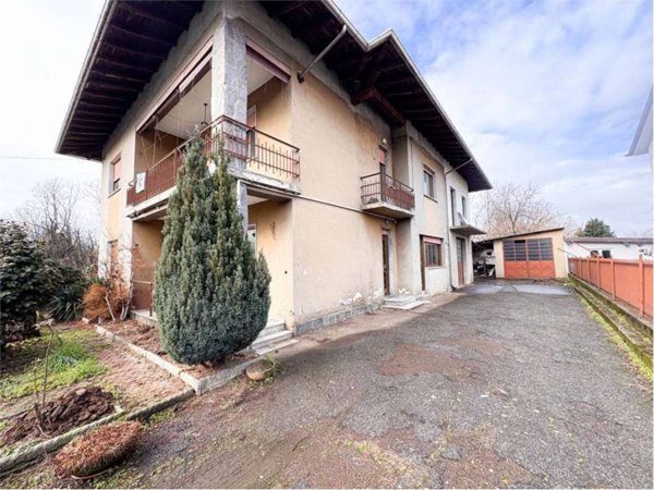 casa indipendente in vendita ad Oleggio in zona Fornaci