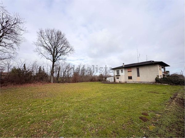 casa indipendente in vendita ad Oleggio in zona Fornaci