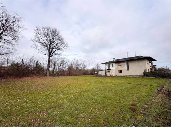 casa indipendente in vendita ad Oleggio in zona Fornaci