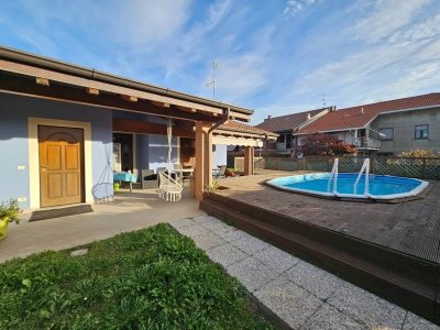 casa indipendente in vendita ad Oleggio