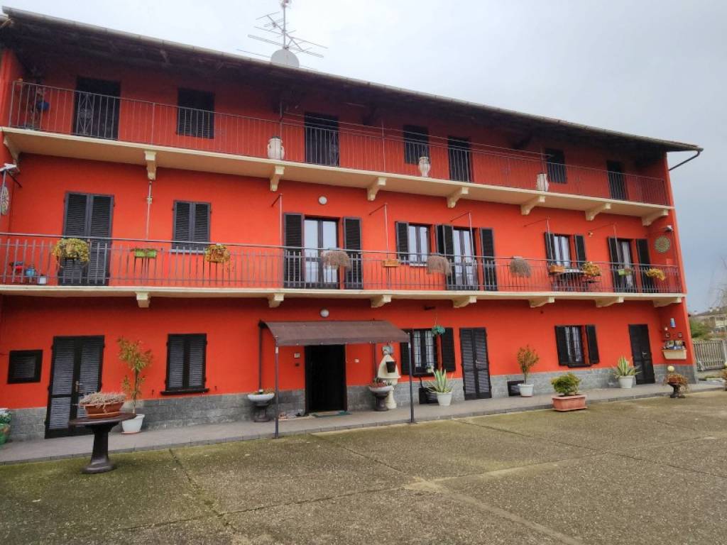 casa indipendente in vendita ad Oleggio