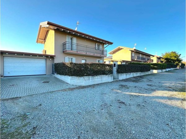 casa indipendente in vendita ad Oleggio