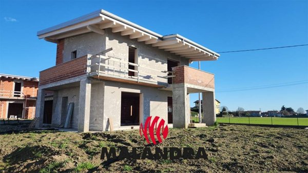 casa indipendente in vendita ad Oleggio