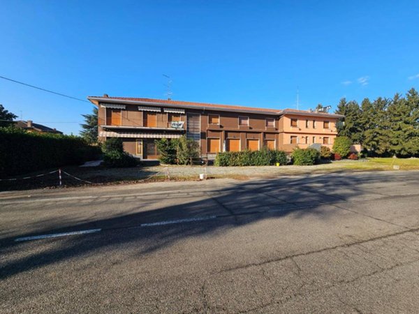 casa indipendente in vendita ad Oleggio