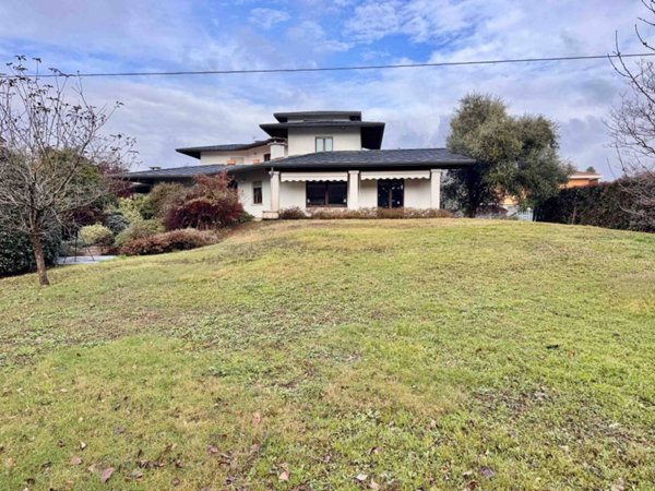 casa indipendente in vendita ad Oleggio in zona Gaggiolo