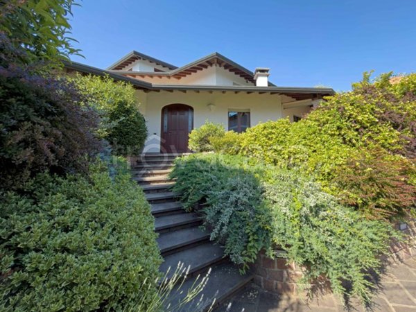casa indipendente in vendita ad Oleggio in zona Gaggiolo