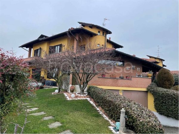 casa indipendente in vendita ad Oleggio