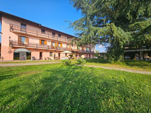 casa indipendente in vendita ad Oleggio in zona Loreto